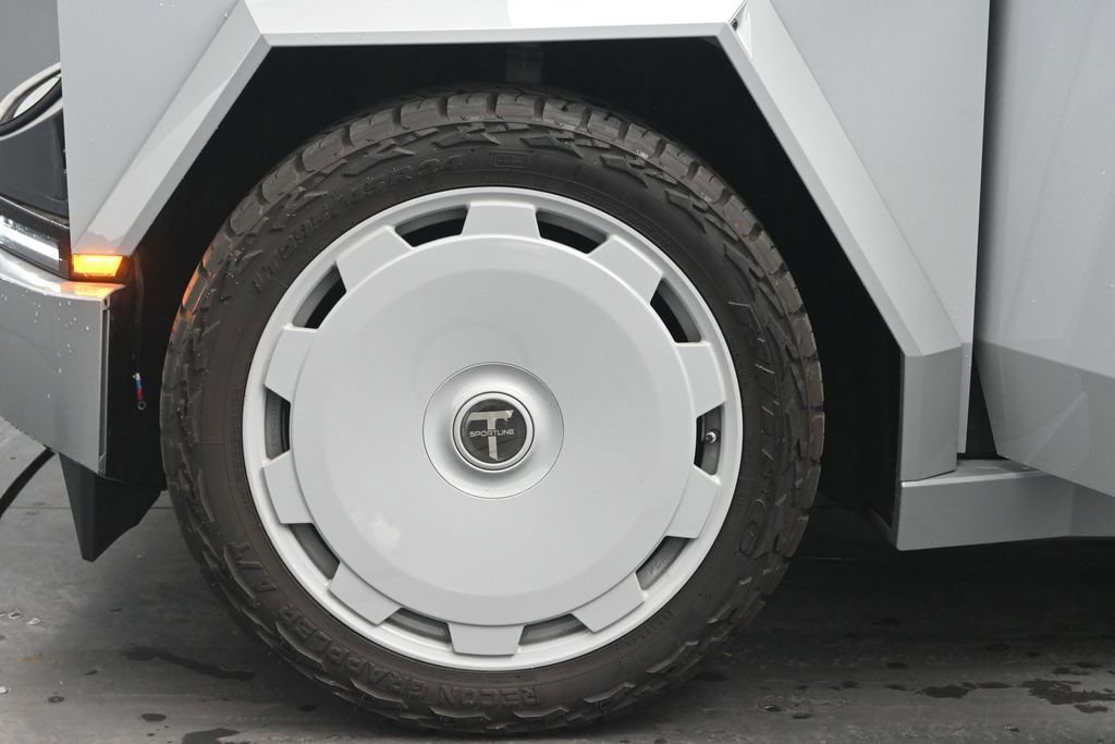 Used 2024 Tesla Cybertruck AWD Crew Cab image 28