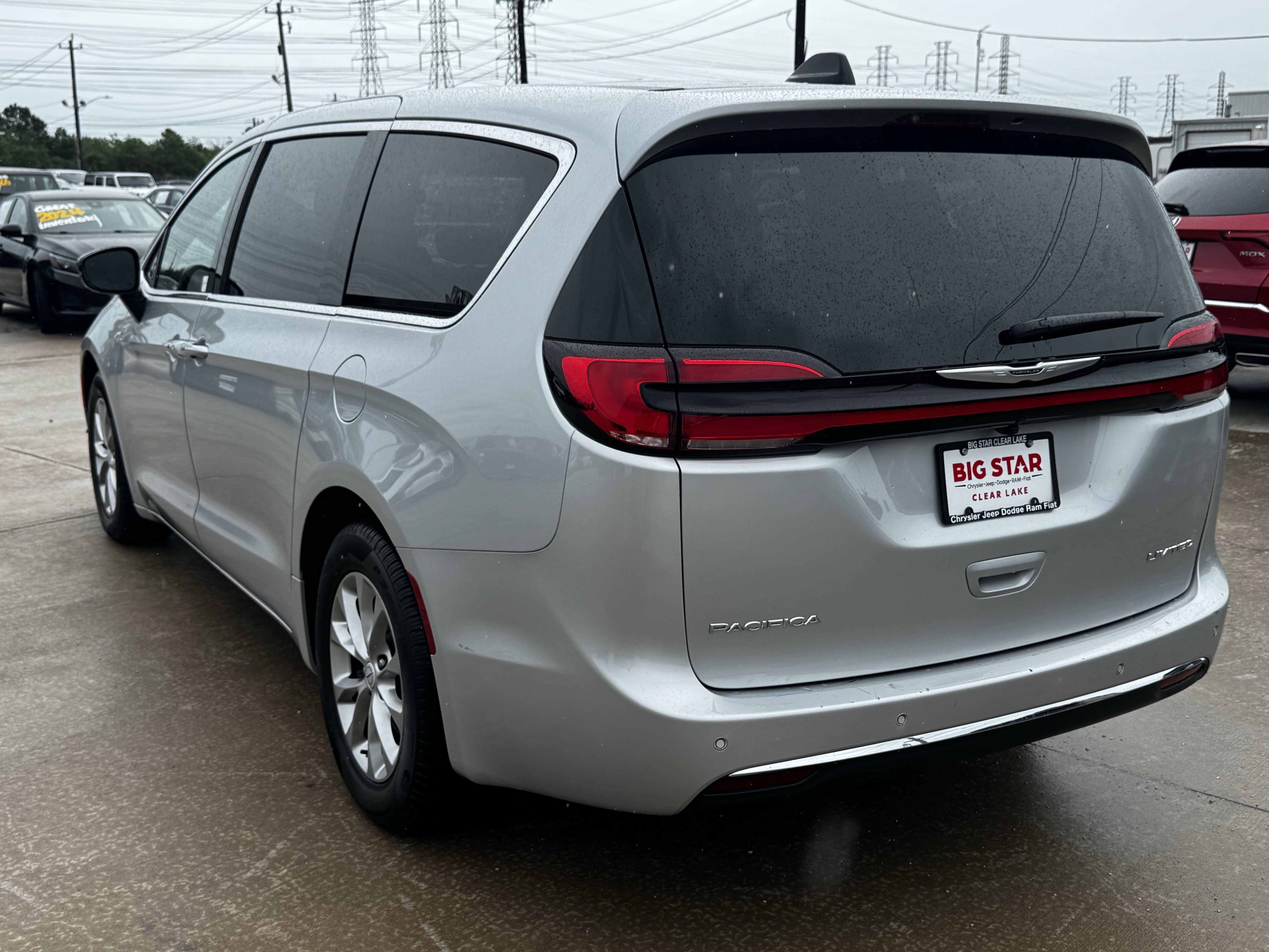 Used 2026 Chrysler Pacifica Limited FWD image 8
