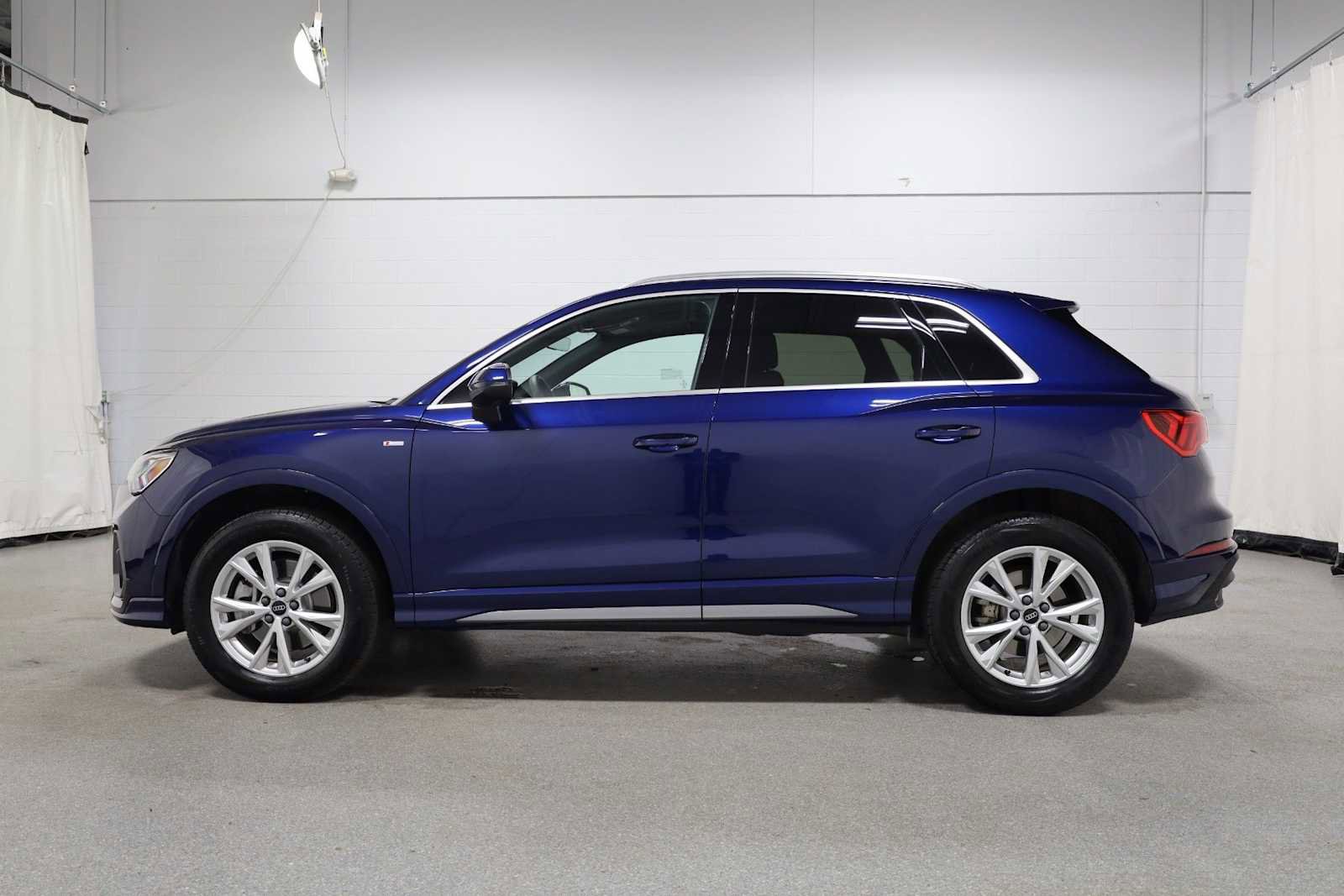 Certified 2025 Audi Q3 2.0T Premium w/ Convenience Package AWD/4WD image 2