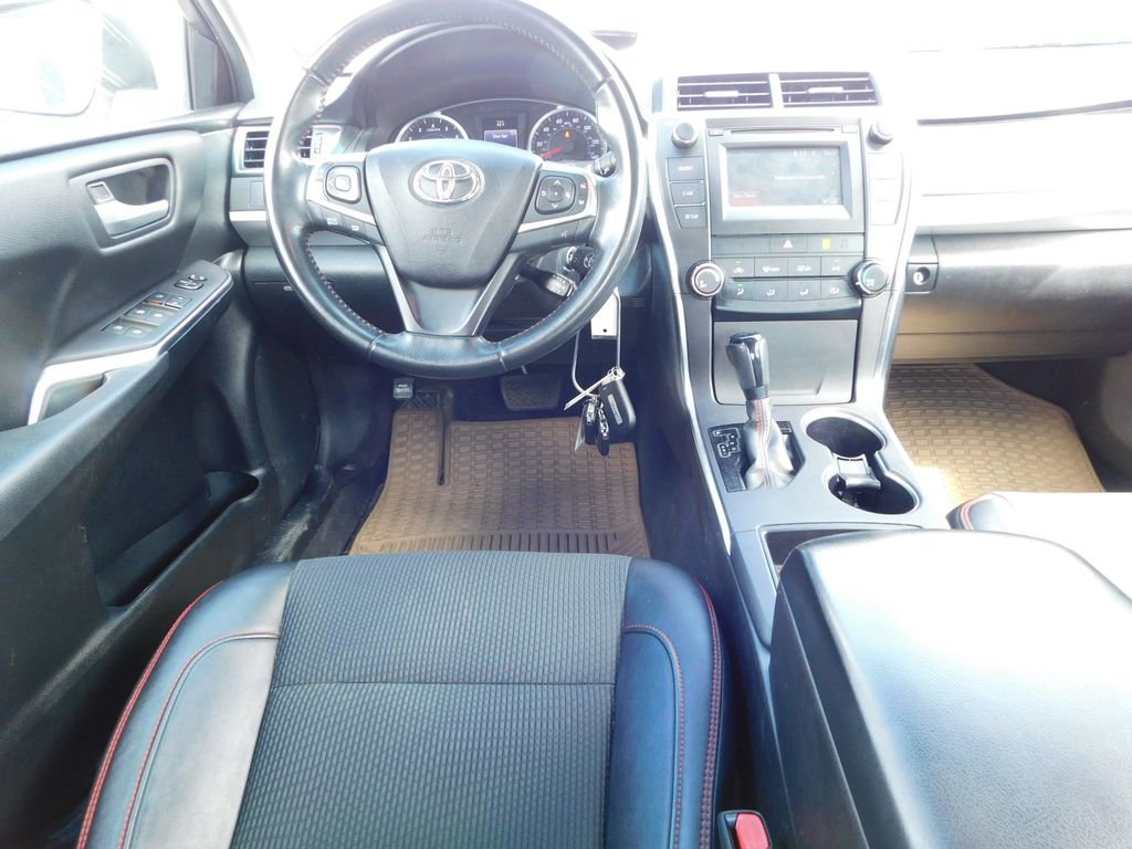 Used 2016 Toyota Camry SE w/ Moonroof Package image 17
