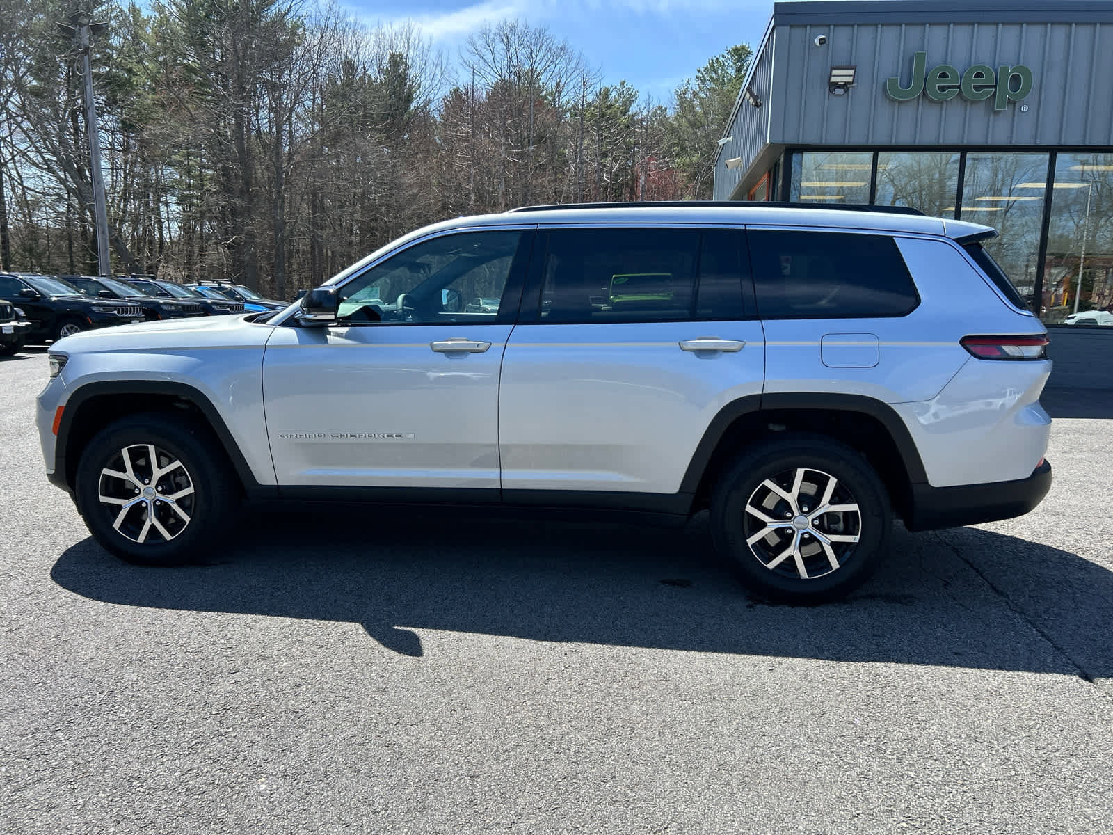 Used 2025 Jeep Grand Cherokee L Limited w/ Trailer Tow Package AWD/4WD image 8
