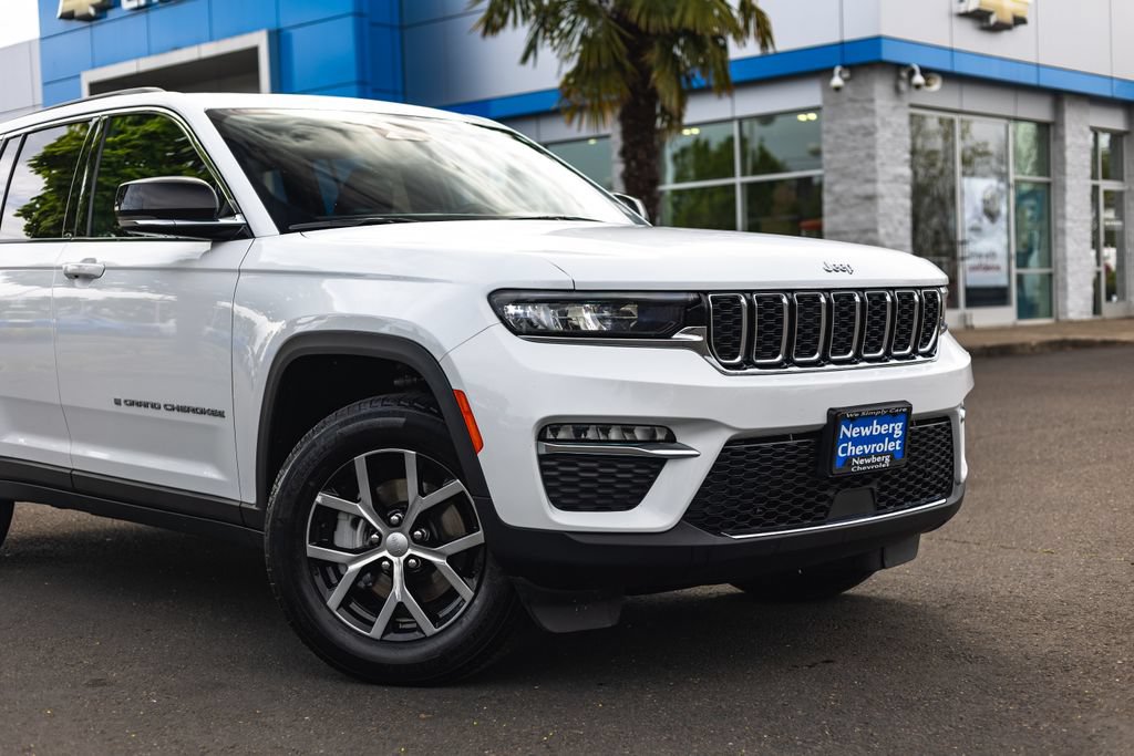 Used 2024 Jeep Grand Cherokee Limited AWD/4WD image 3