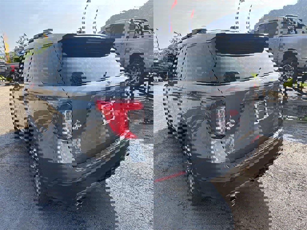 Used 2022 Ford Explorer XLT w/ Equipment Group 202A image 7