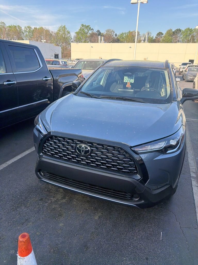 Used 2025 Toyota Corolla Cross LE image 3