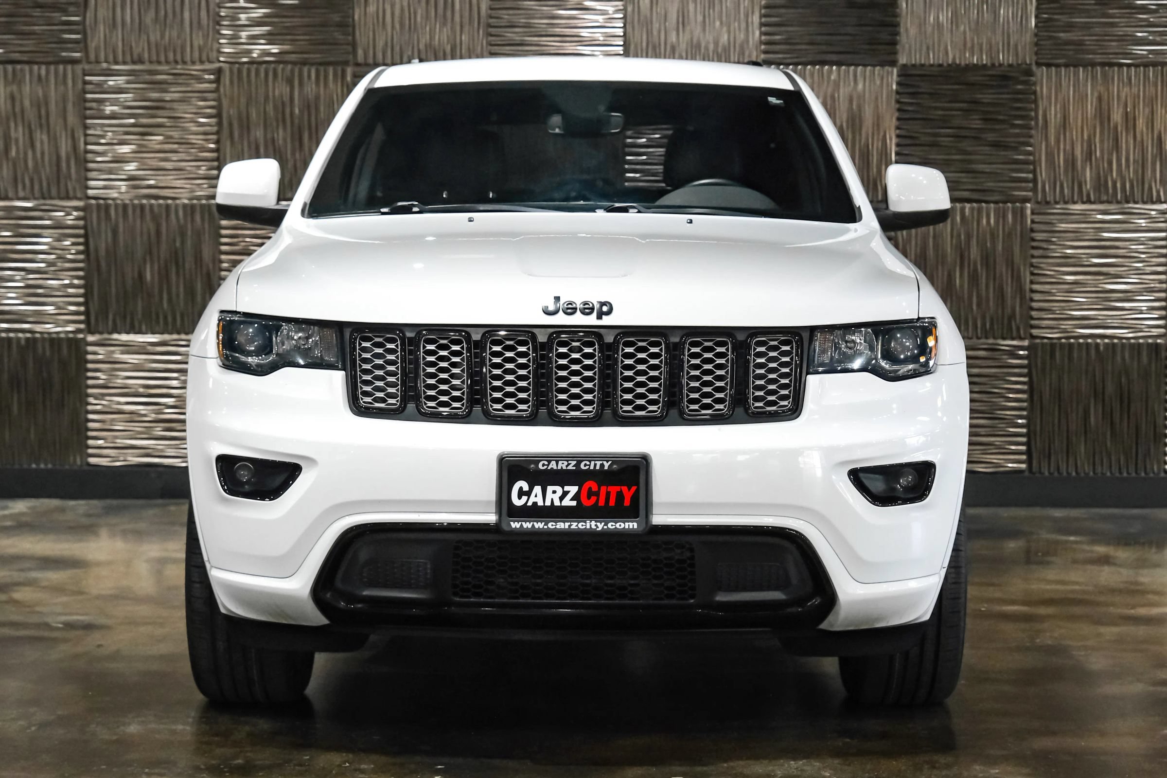 Used 2018 Jeep Grand Cherokee Altitude AWD/4WD image 5