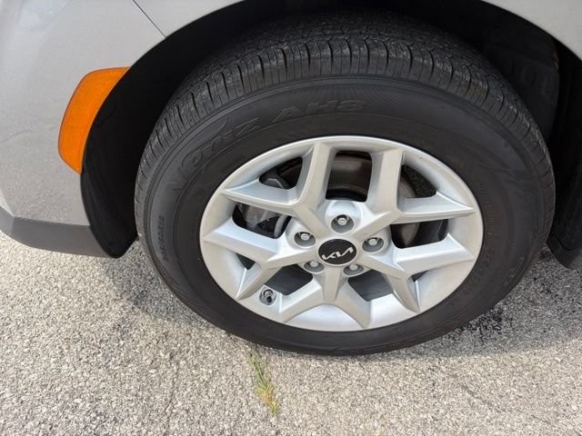 Used 2025 Kia Soul LX w/ LX Technology Package FWD image 11