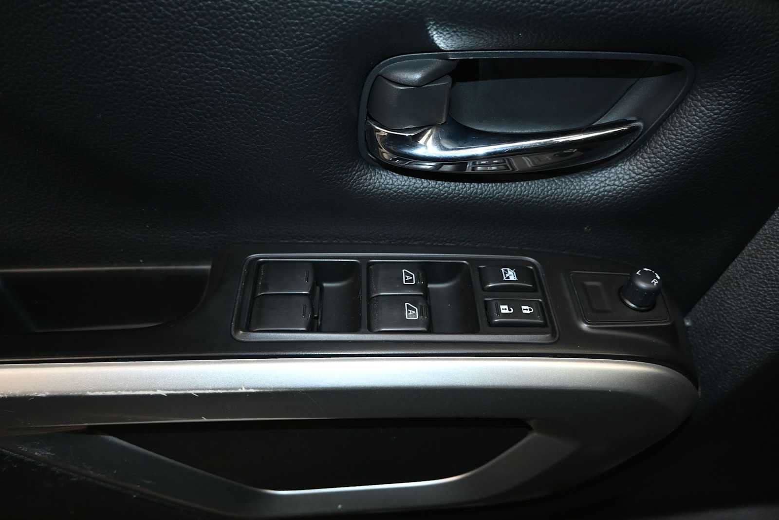 Used 2017 Nissan Titan SV AWD/4WD image 18