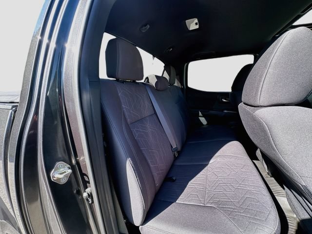 Used 2017 Toyota Tacoma TRD Off-Road w/ Premium & Technology Package AWD/4WD image 27