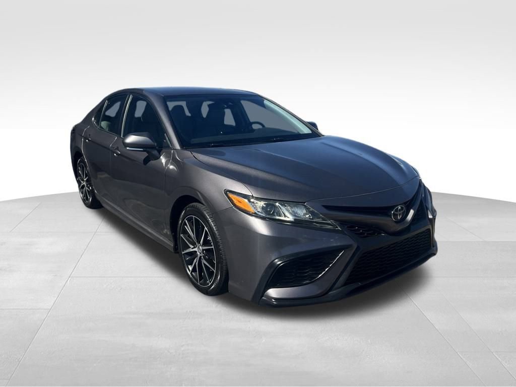 Used 2022 Toyota Camry SE image 4