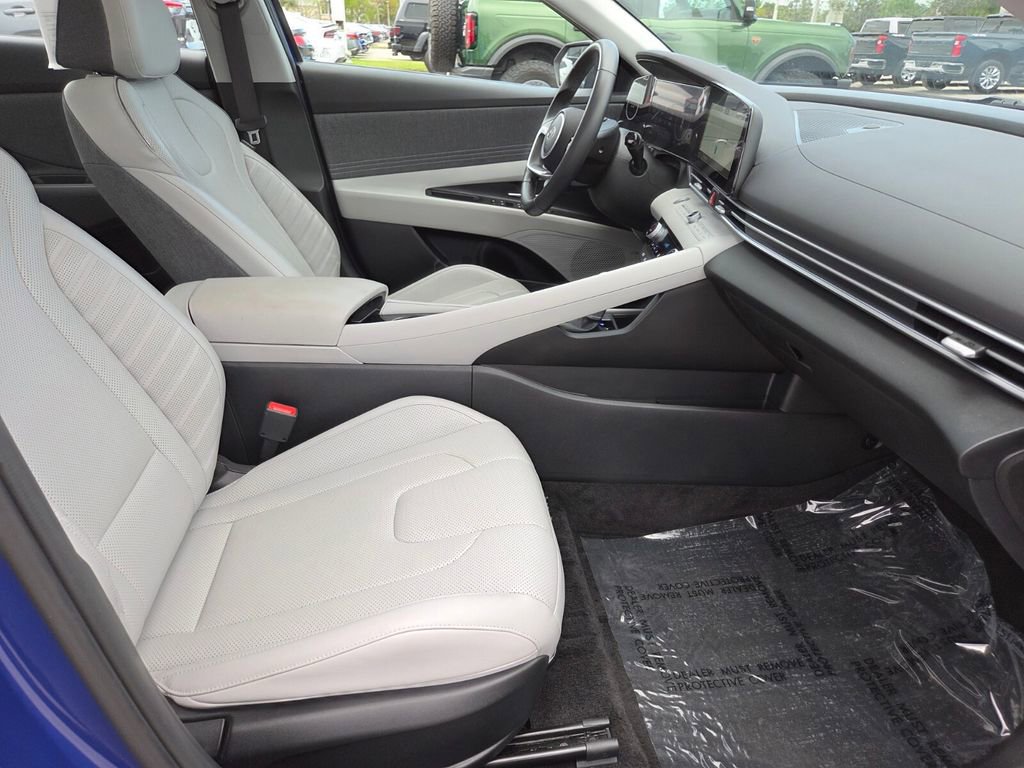 Used 2025 Hyundai Elantra Limited image 10