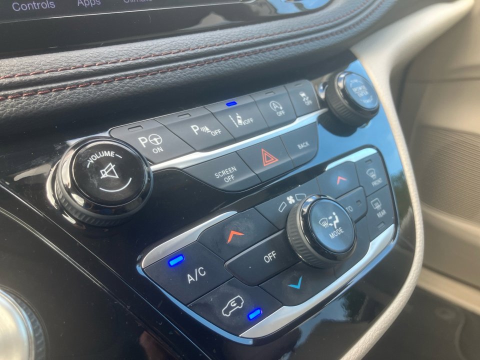 Used 2017 Chrysler Pacifica Limited image 21