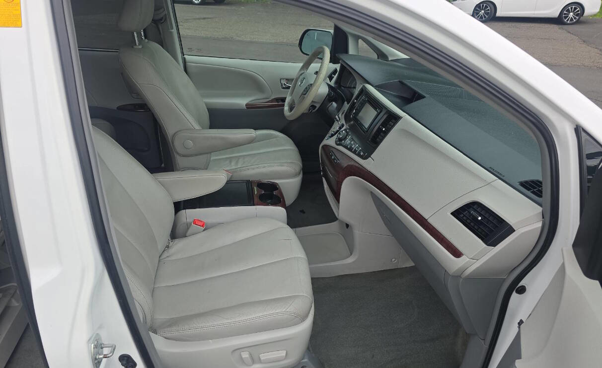 Used 2014 Toyota Sienna XLE image 20