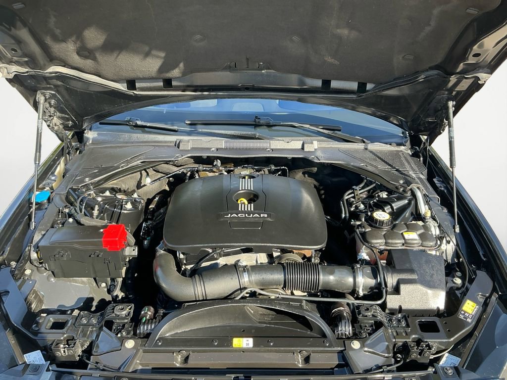 Used 2017 Jaguar XE Premium image 18