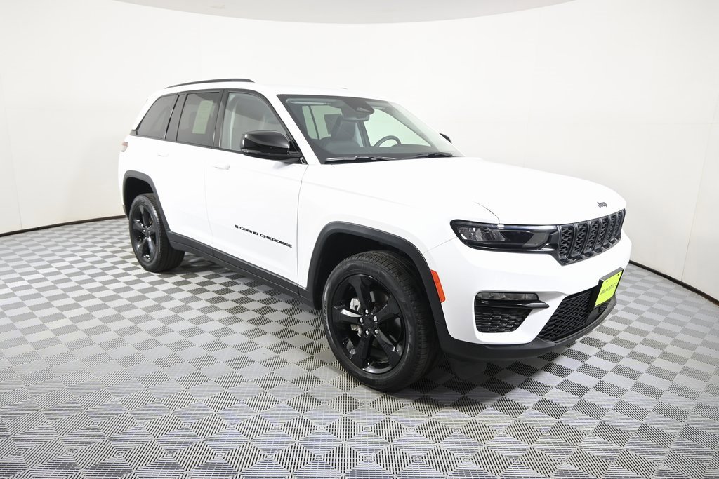 Used 2023 Jeep Grand Cherokee Limited w/ Black Appearance Package image 9