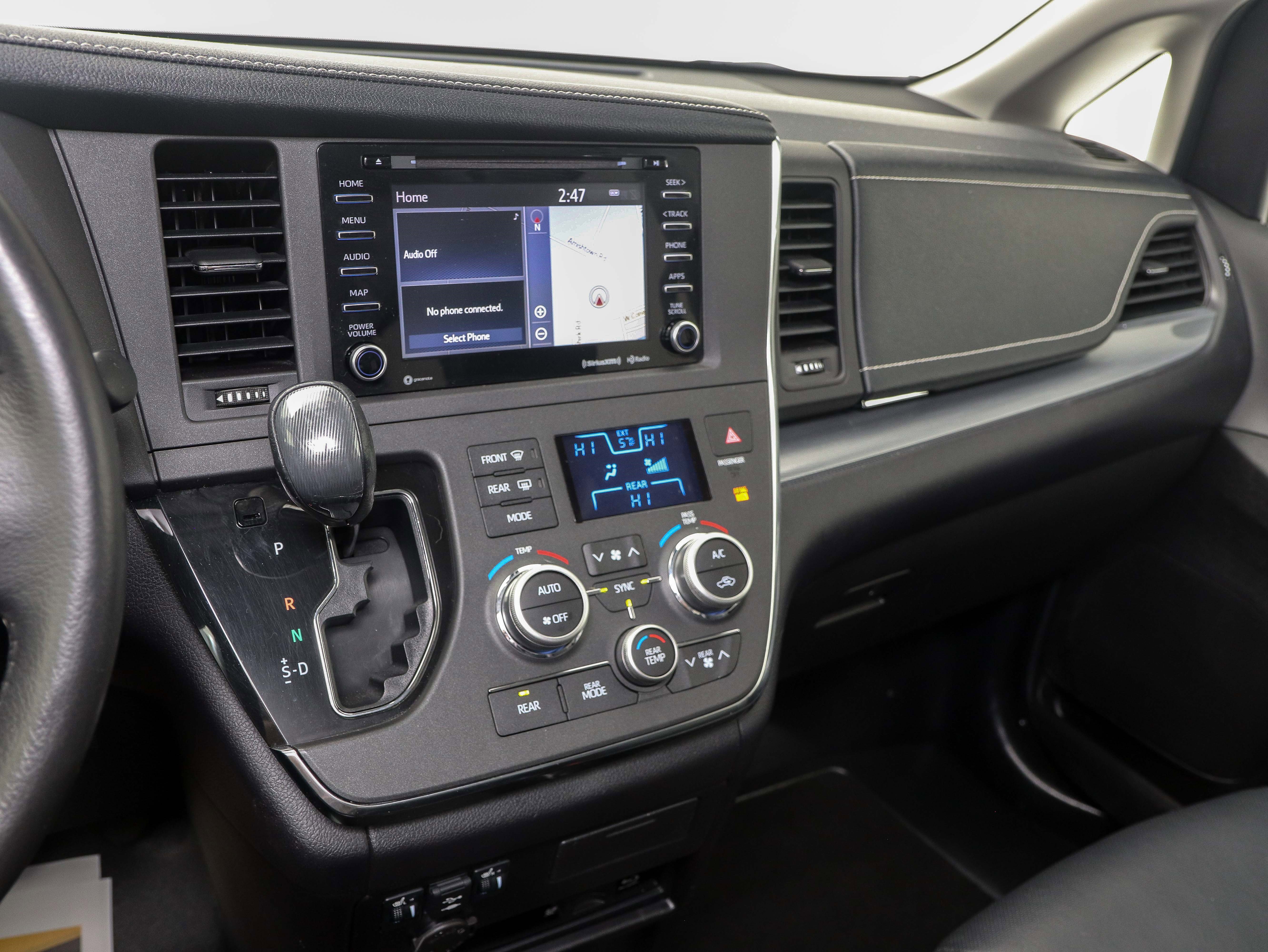 Used 2018 Toyota Sienna SE Premium w/ Carpet Mat Package image 30