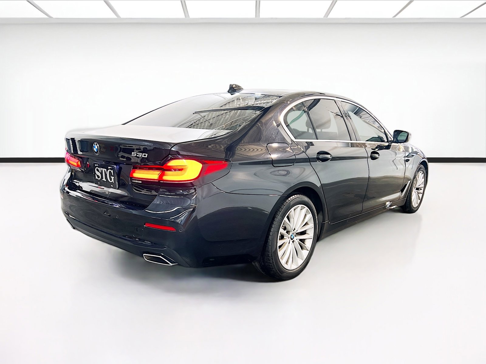 Used 2022 BMW 530i w/ Premium Package image 4