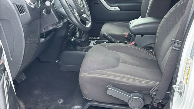 Used 2017 Jeep Wrangler Unlimited Sahara w/ Connectivity Group image 25