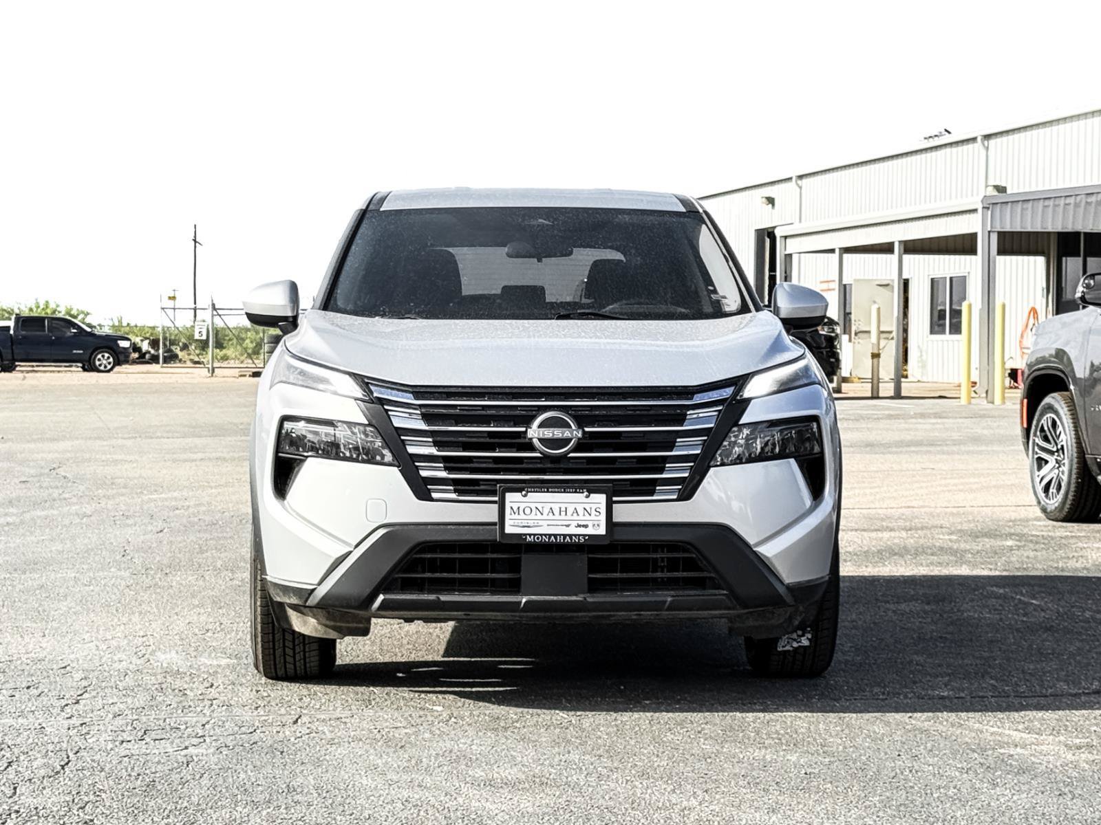 Used 2024 Nissan Rogue SV FWD image 3