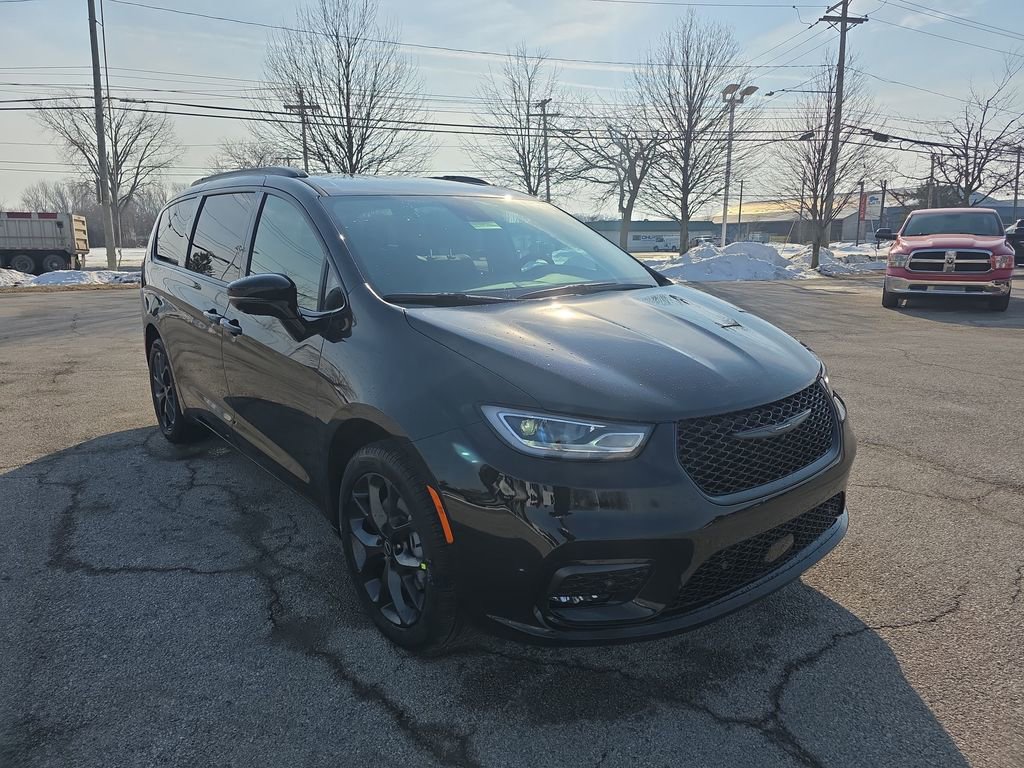 New 2026 Chrysler Pacifica Select AWD/4WD image 3