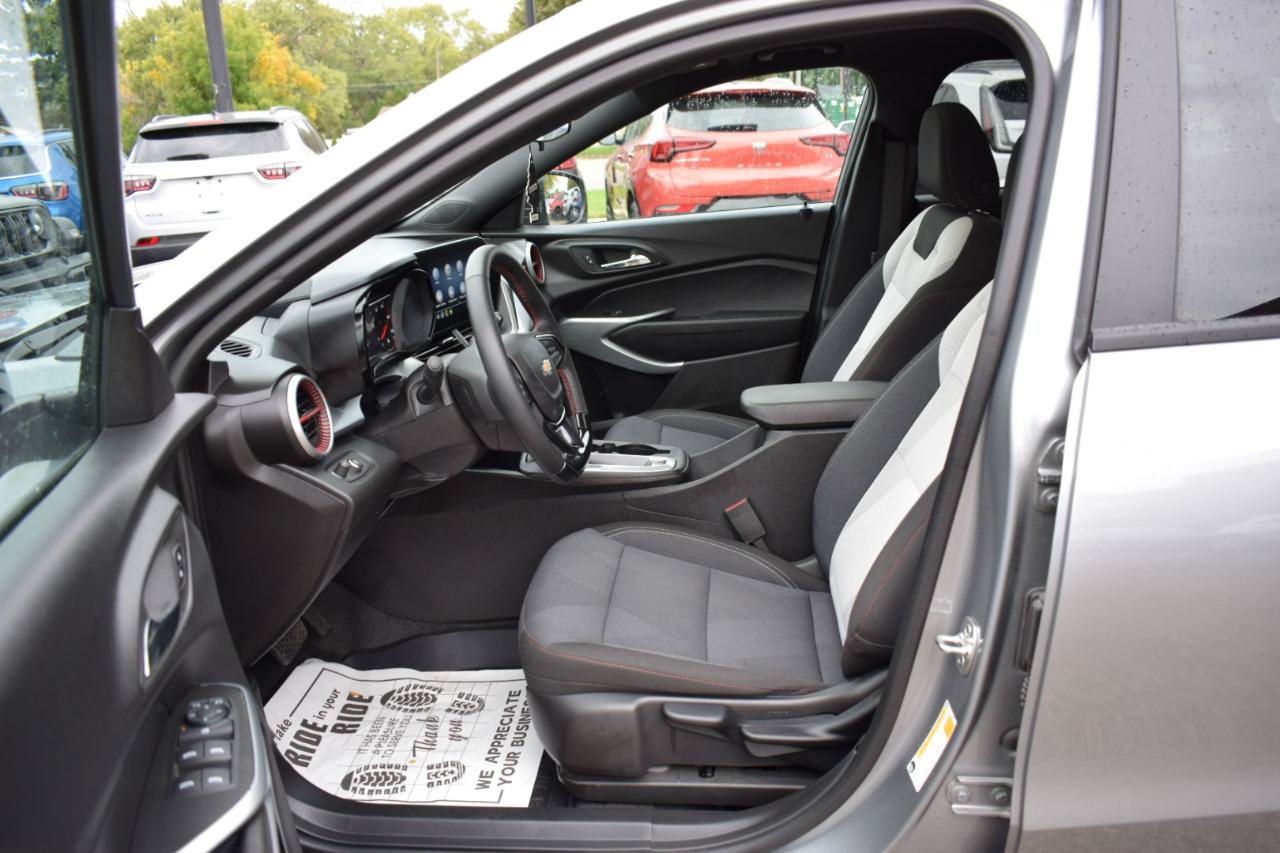 Used 2026 Chevrolet Trax RS w/ Sunroof Package FWD image 31