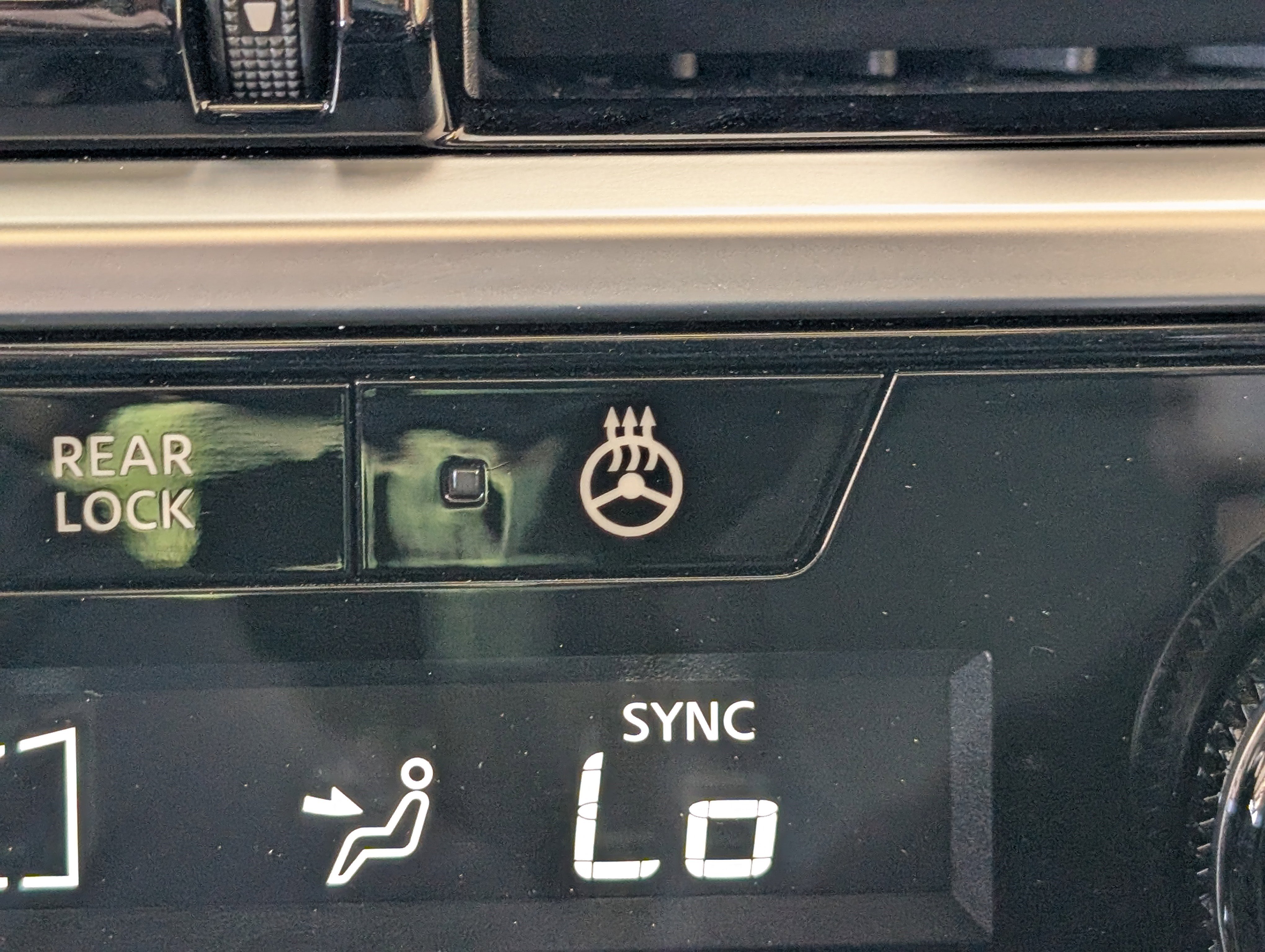 Used 2025 Nissan Pathfinder Platinum image 35