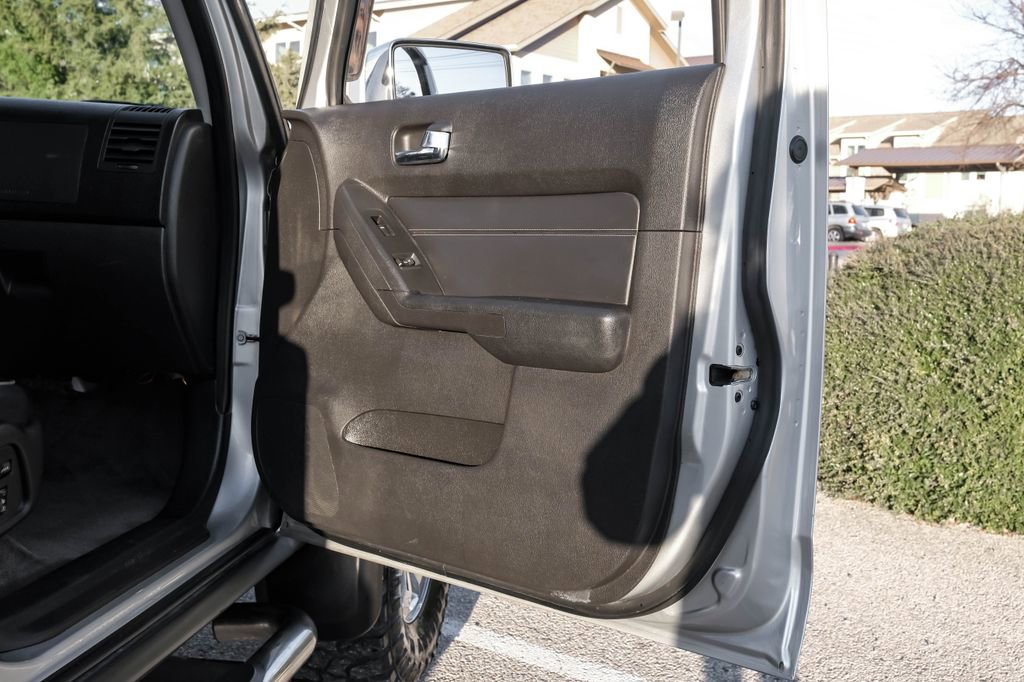 Used 2010 HUMMER H3 Luxury w/ Appearance Package image 46