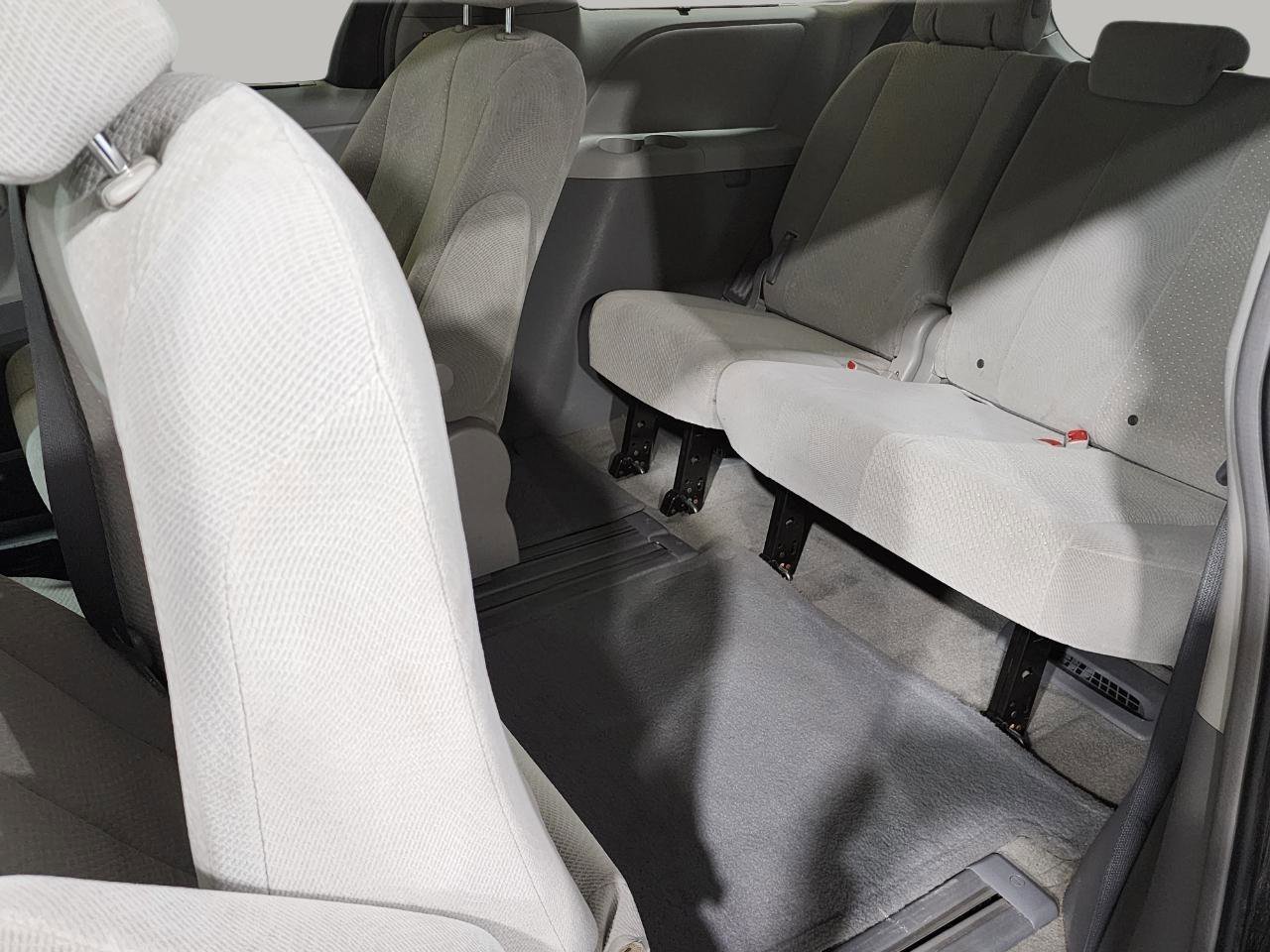 Used 2014 Toyota Sienna LE FWD image 22