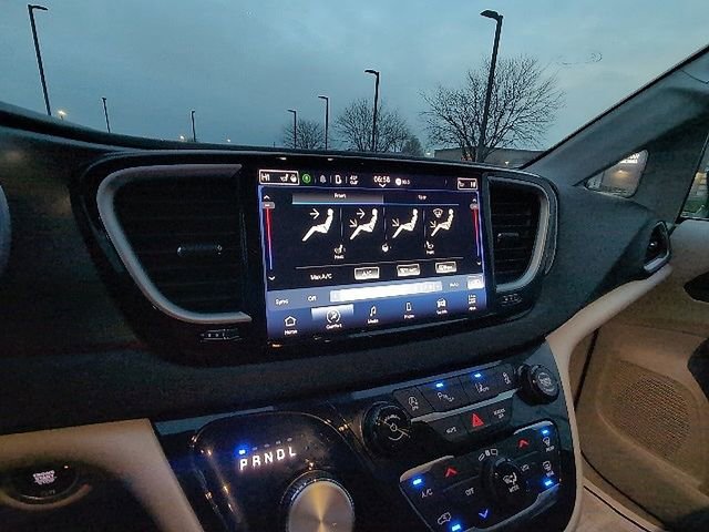 Used 2024 Chrysler Pacifica Touring-L image 16