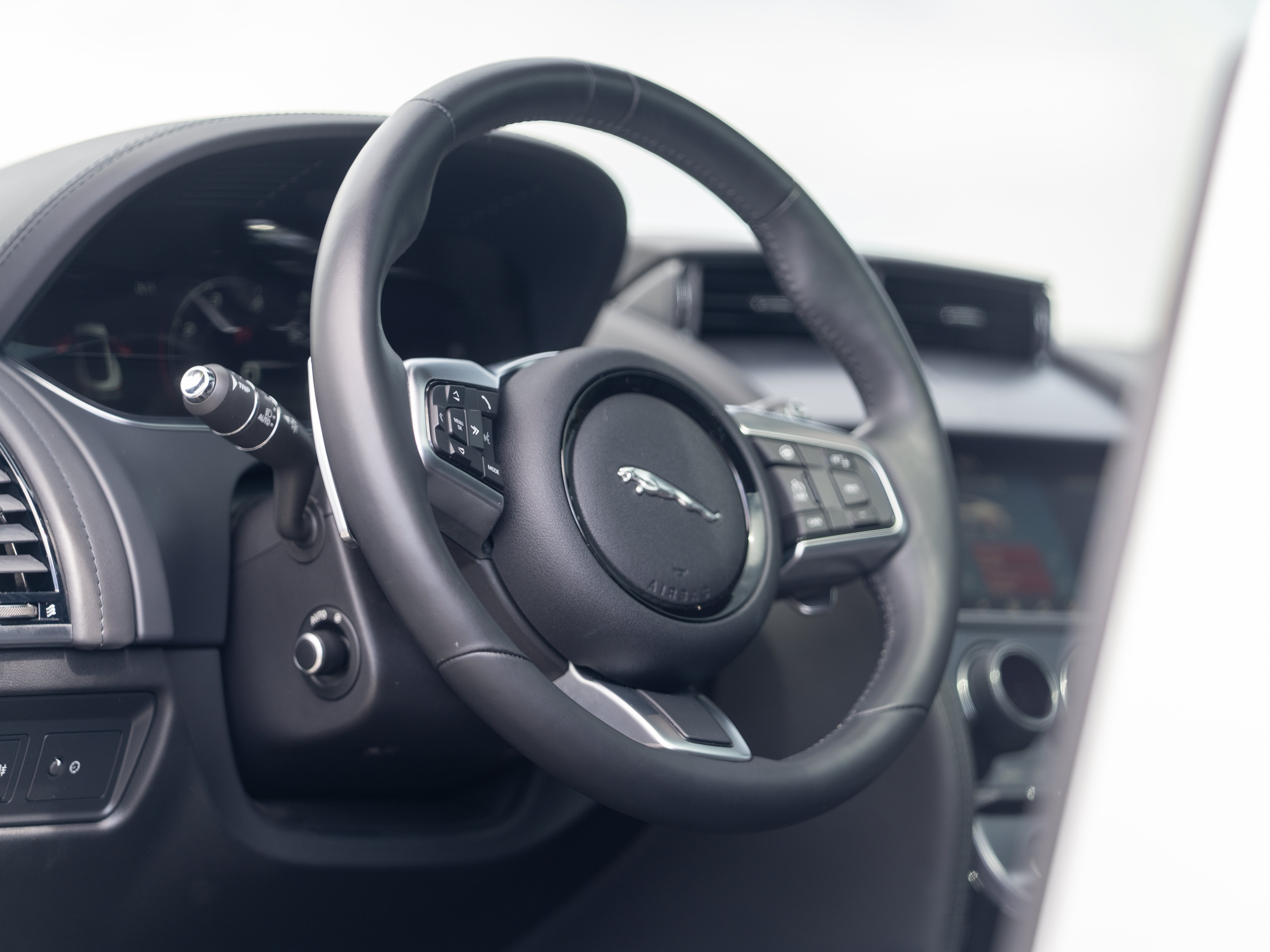 Used 2024 Jaguar F-TYPE R-Dynamic RWD image 17