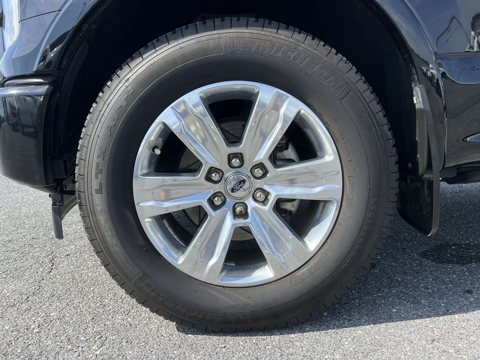 Used 2017 Ford F150 Platinum w/ Equipment Group 701A Luxury AWD/4WD image 12