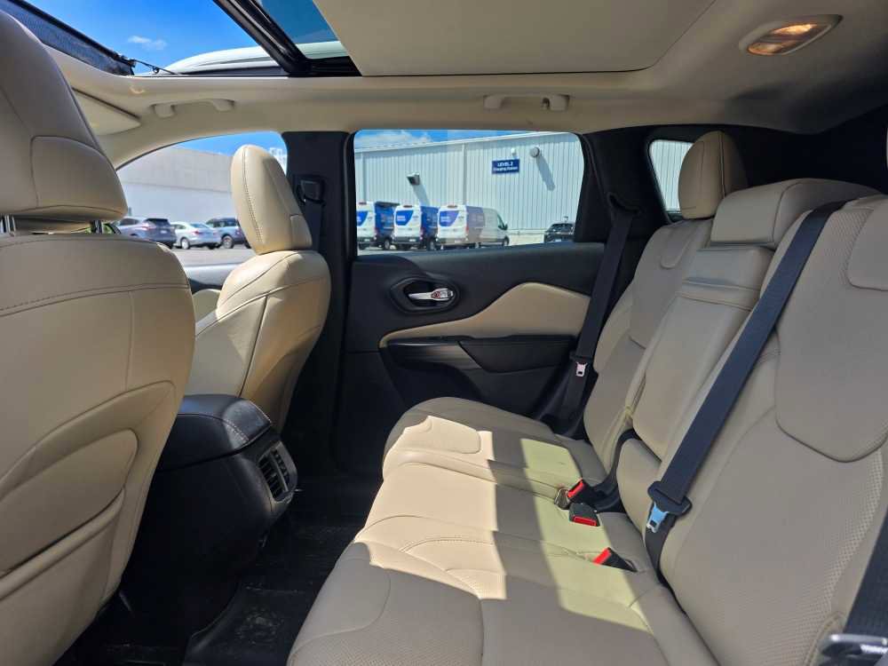 Used 2017 Jeep Cherokee Limited w/ Luxury Group AWD/4WD image 18