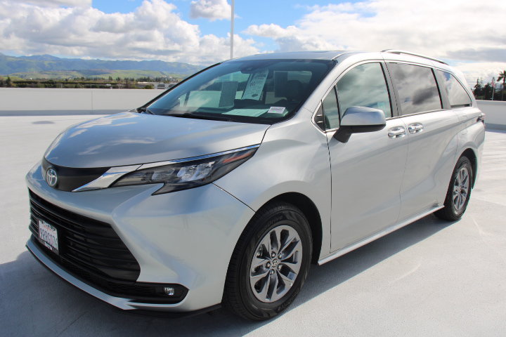 Certified 2025 Toyota Sienna XLE image 6