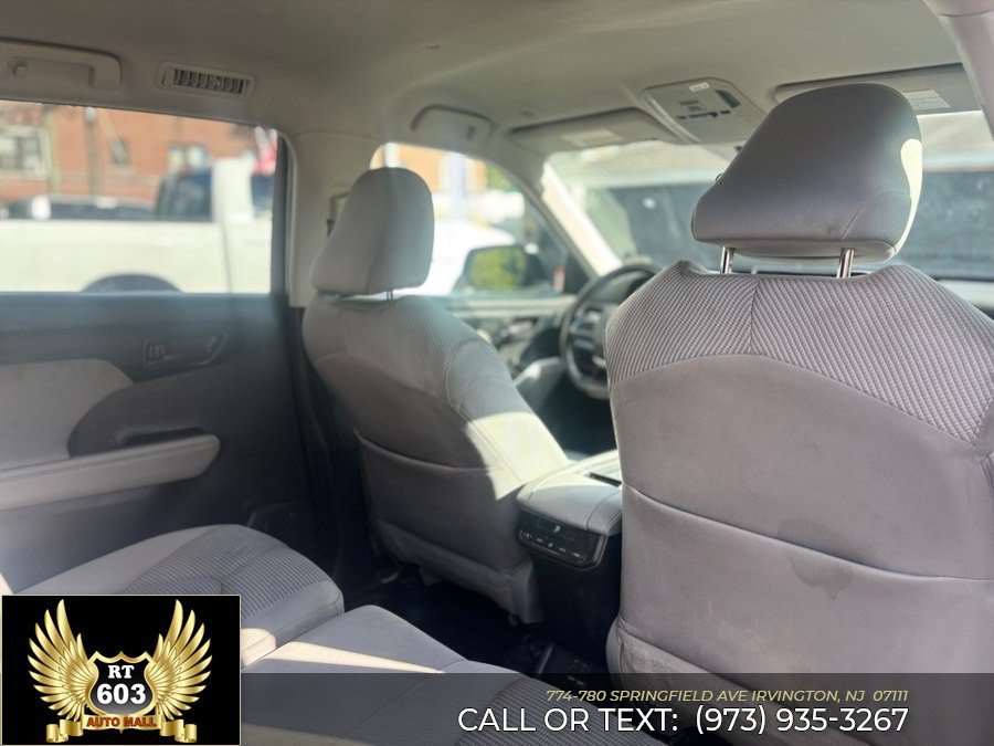 Used 2021 Toyota Highlander LE AWD/4WD image 12