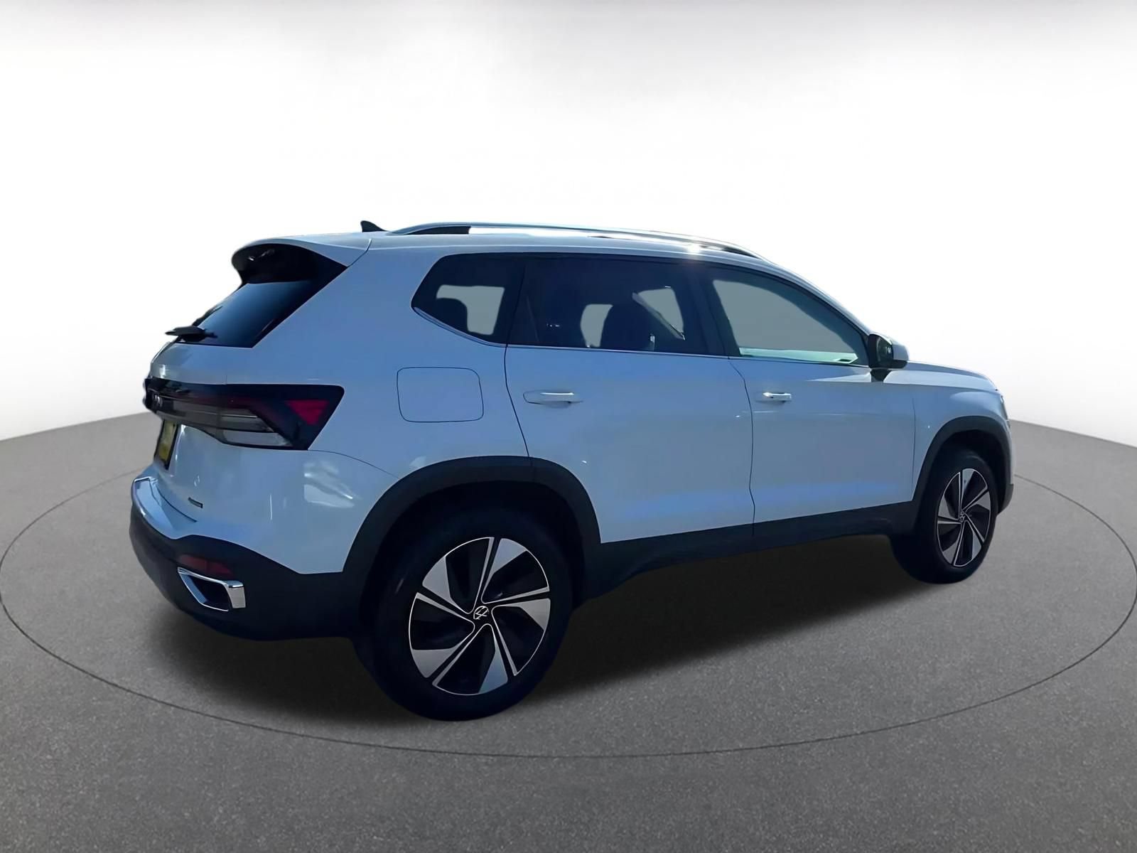Used 2026 Volkswagen Taos SE AWD/4WD image 11