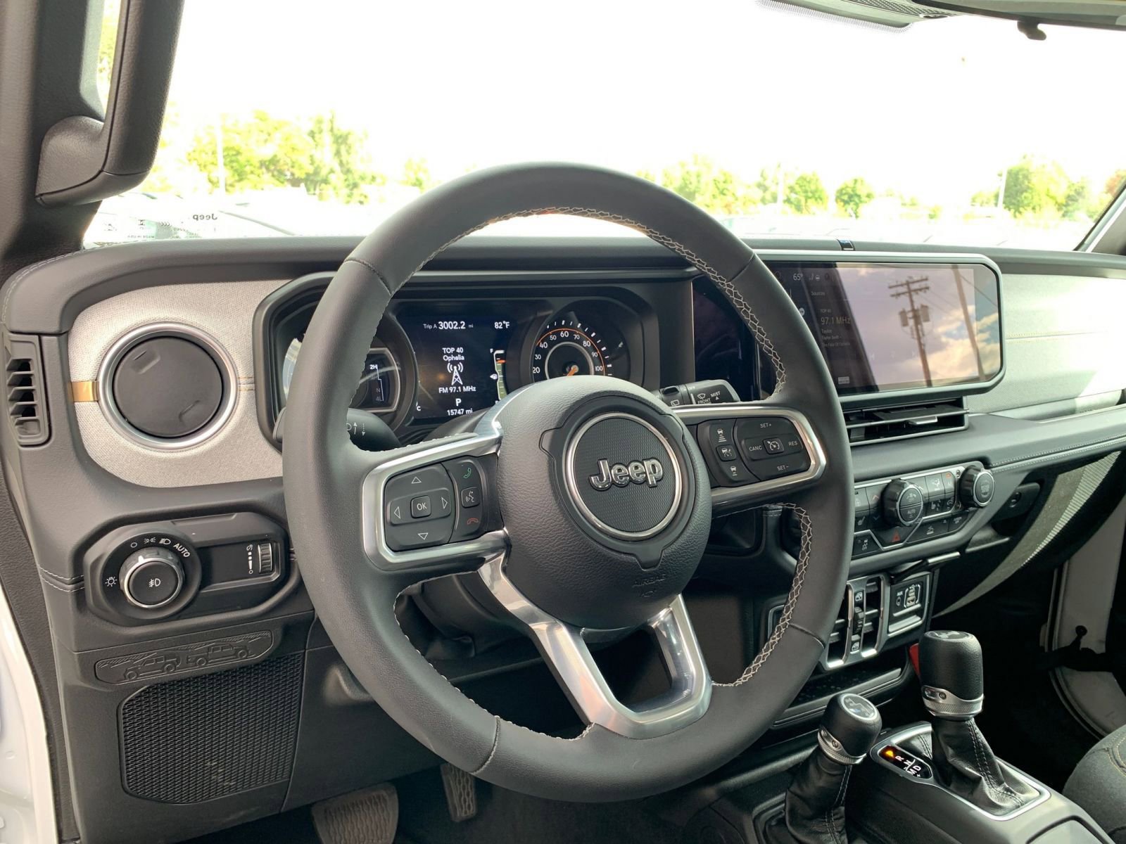 Used 2025 Jeep Wrangler Sahara image 33