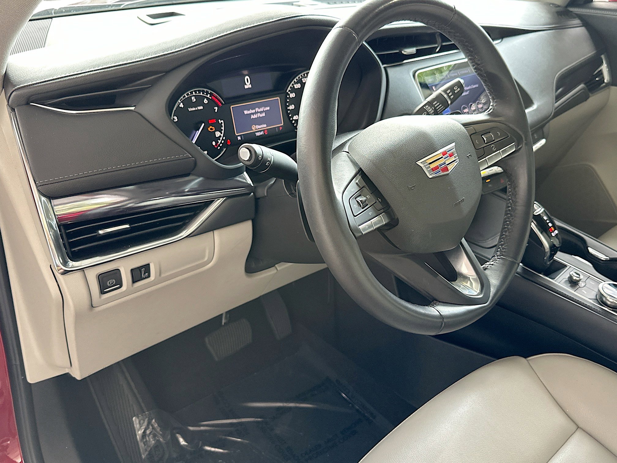 Used 2023 Cadillac XT4 Luxury w/ Driver Awareness Package image 9