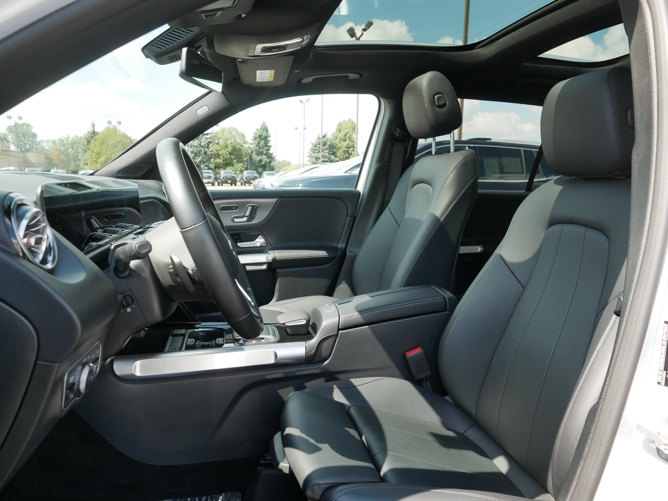 Used 2021 Mercedes-Benz GLB 250 4MATIC image 35