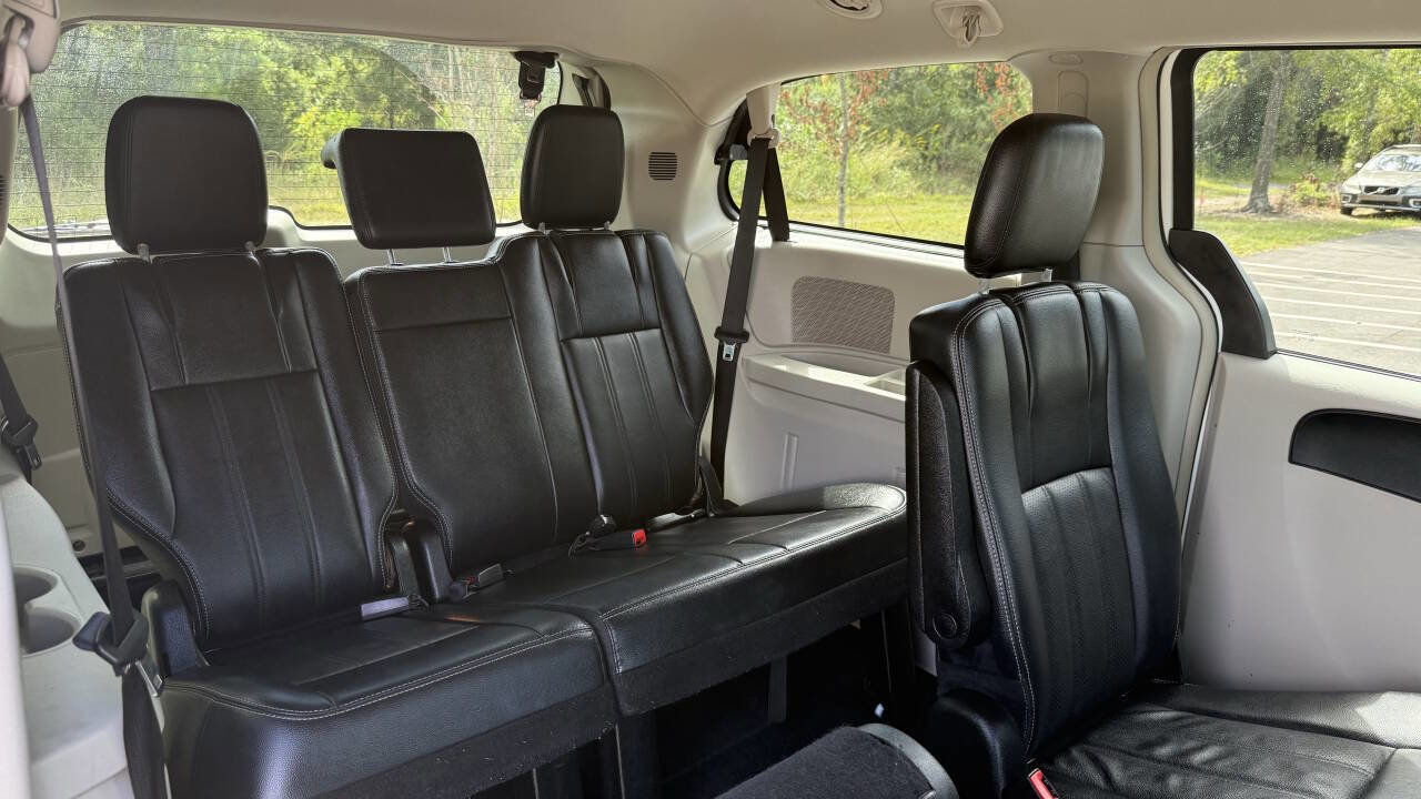 Used 2013 Chrysler Town & Country Touring image 15