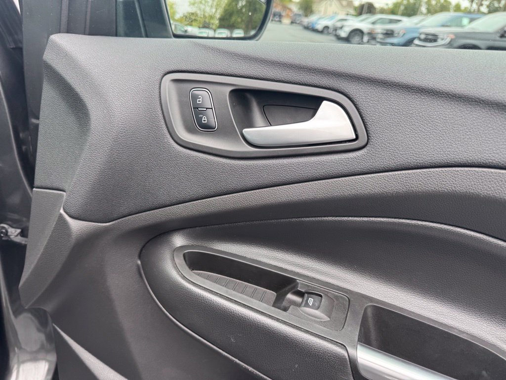 Used 2017 Ford Escape SE w/ SE Cold Weather Package FWD image 16