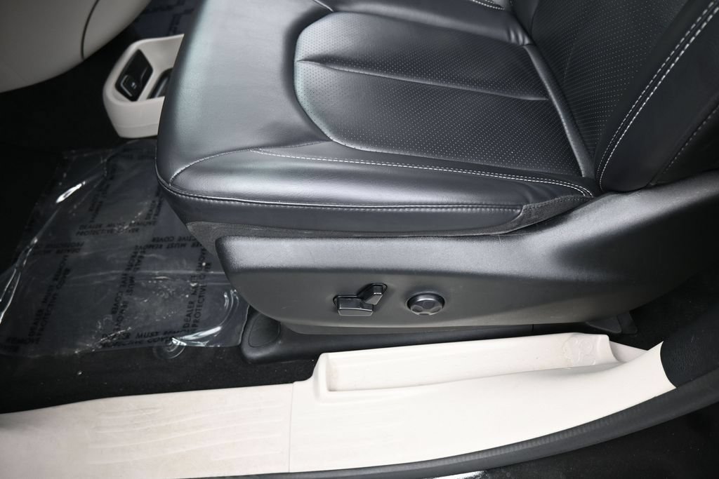 Used 2023 Chrysler Pacifica Touring-L FWD image 15