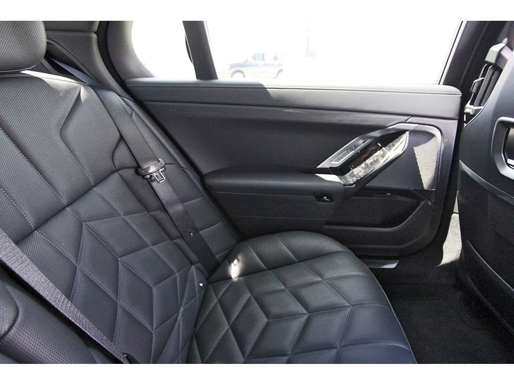 Used 2025 BMW 740i image 11