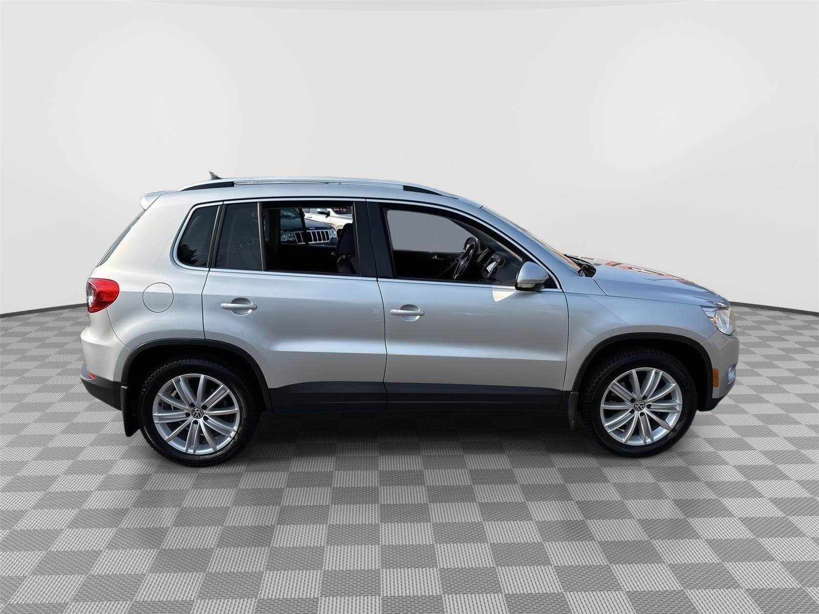 Used 2011 Volkswagen Tiguan SE image 7