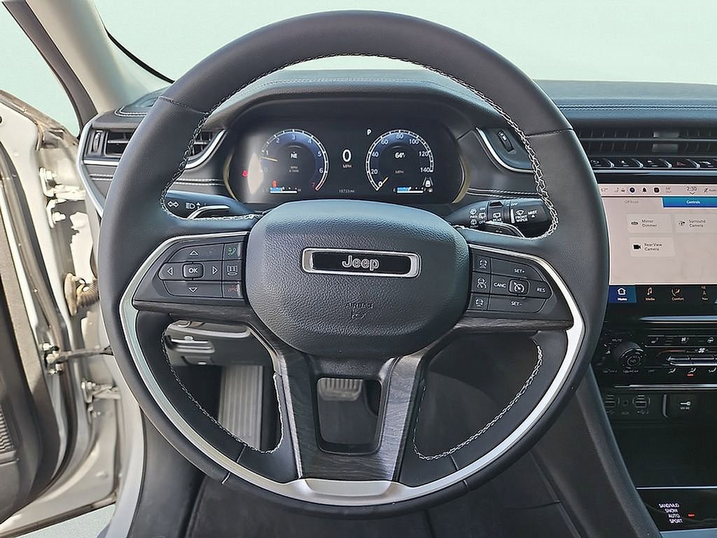 Used 2023 Jeep Grand Cherokee Limited w/ Luxury Tech Group II image 11