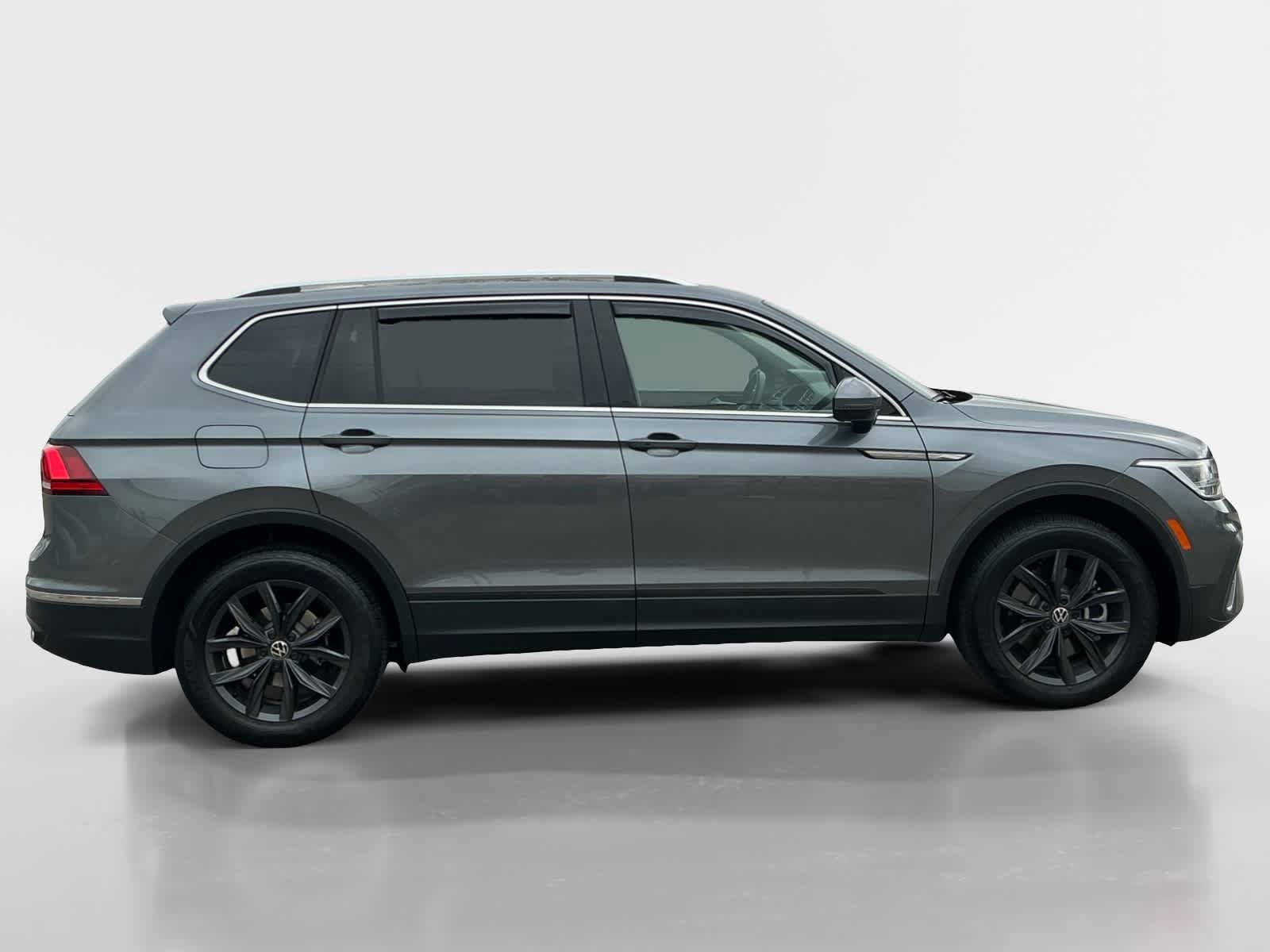 Used 2024 Volkswagen Tiguan SE w/ Panoramic Sunroof Package AWD/4WD image 6
