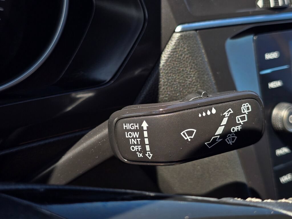 Used 2020 Volkswagen Tiguan SE R-Line FWD image 28