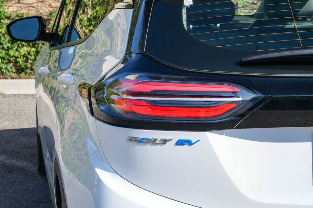 Used 2023 Chevrolet Bolt LT w/ Infotainment Package FWD image 9