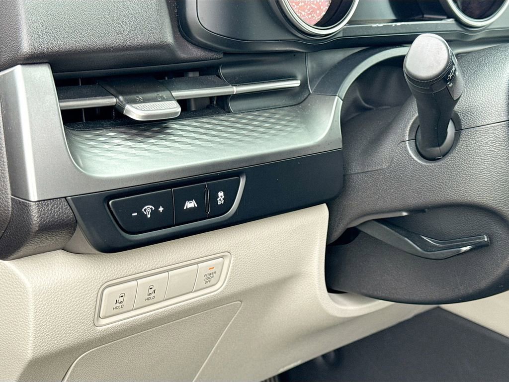 Used 2023 Kia Carnival LX image 11