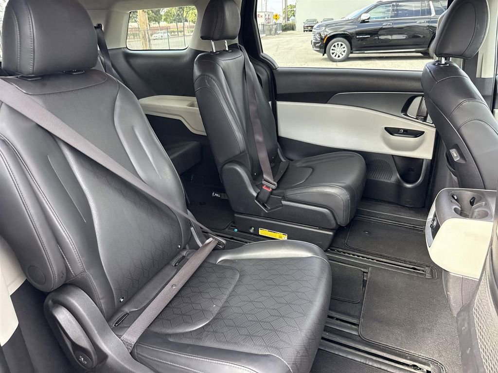 Used 2024 Kia Carnival LX image 24