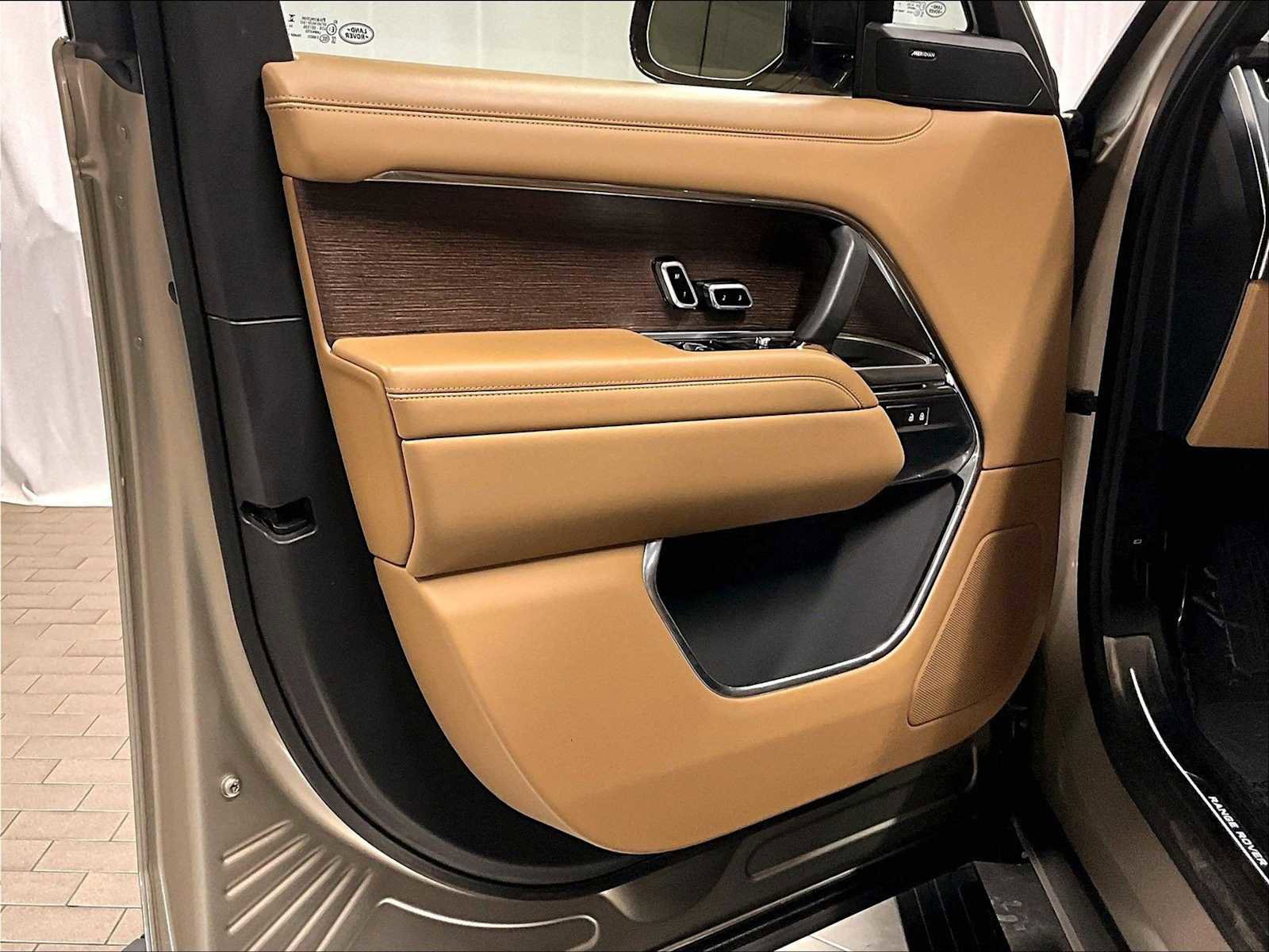 Used 2025 Land Rover Range Rover SE image 24