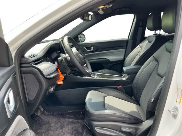 Used 2025 Jeep Compass Latitude AWD/4WD image 10